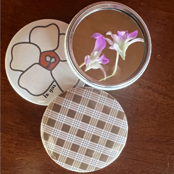 Set of 3 Puakenikeni and Palaka print button purse mirrors with satin pouches - Picture 3 of 6